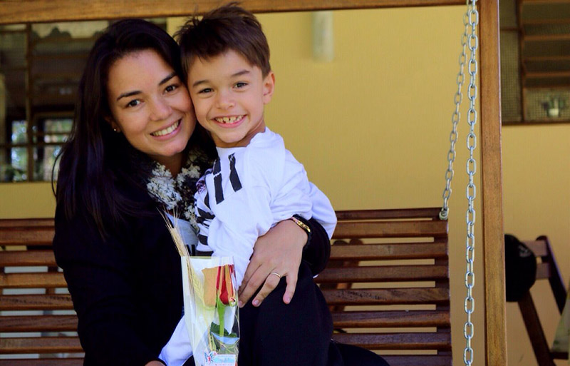 A mãe Thaise Cintra Martori ao lado do filho Eduardo Martori Lourenço (foto: Divulgação)